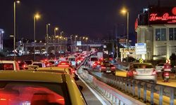 D-100 kara yolunda Yenibosna metrobüs yaya üst geçidi söküm çalışması