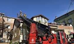 Üsküdar'da şiddetli rüzgar nedeniyle 6 katlı binanın çatısı uçtu