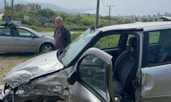 Yalova'da kamyonet ile otomobilin çarpıştığı kazada 2 kişi yaralandı