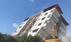 7 katlı bina yerle bir oldu