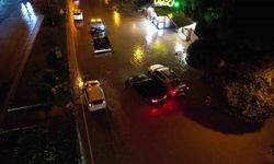 Adana’da sağanak yağış yolları su altında bıraktı