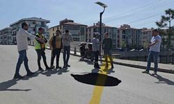 Afyonkarahisar’da asfalt yol çöktü, yaklaşık 3 metre derinliğinde çukur oluştu