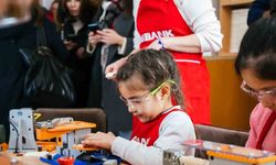 Akbank, "Dönüşümde Gelecek Var" ile on binlerce çocuğun eğitim deneyimini iyileştiriyor