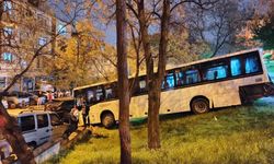 Ankara’da park halindeki otobüs freni boşalınca parka daldı