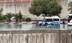 Aracın çarptığı 17 yaşındaki gencin yaralandığı kaza kamerada