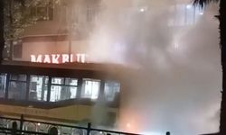Belediye otobüsü arıza yaptı, çevreyi duman sardı