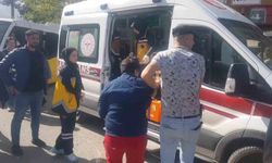 Birbirlerine taş, duba ve bıçakla saldırdılar: Kavga anı kamerada
