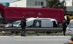 Çarpıştığı otomobil ile bariyer arasında sıkıştı