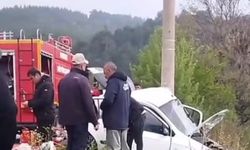 Denizli’de yoldan çıkan otomobil elektrik direğine çarptı; 2 ölü, 1 yaralı