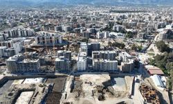 Depremle birlikte boş araziye dönen Antakya’da yüzlerce bina yükseliyor