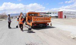 Diyadin’de karayollarında yama çalışması