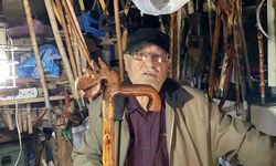 Doğadan topladığı ağaç dallarını bastona dönüştürüyor
