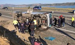 Elazığ’da yolcu midibüsü karşı şeride geçerek yan yattı: 25 yaralı