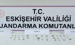 Ellerindeki tarihi eserlere müşteri ararken jandarmaya yakalandılar