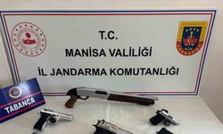 Evlerinde ruhsatsız tüfek ve tabancalarla yakalandılar