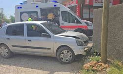 Gaziantep’te virajı alamayan otomobil duvara çarptı: 5 yaralı