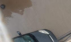 Her yağmurda evini su basan vatandaş belediyeye isyan etti