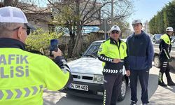 İlk kez denetime girdi, hatıra için polisle fotoğraf çektirdi