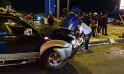 Kamyonetle otomobil çarpıştı, araçlarda sıkışanları itfaiye kurtardı: 3 yaralı