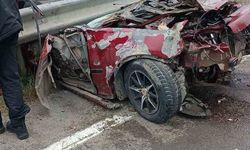 Kontrolden çıkan otomobil bariyerlere saplandı: 2 ağır yaralı