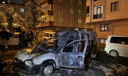 Küçükçekmece’de park halindeki araç alev alev yandı