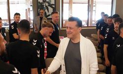 Milletvekili Hatipoğlu, Eskişehirspor oyuncularıyla bir araya geldi