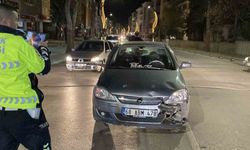 Motosiklet otomobile, hafif ticari araç da motosiklete çarptı: 1 yaralı