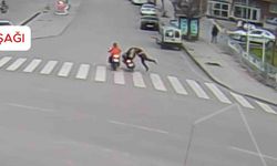 Motosiklet yayaya, ticari taksi elektrikli skutere çarptı: Kaza anları kamerada