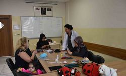 Naylon poşetler rengarenk çantalara dönüşüyor