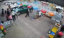 O anlar kamerada: Kayan otomobil kaldırıma çarpıp ters döndü