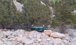 Otomobil dağ yolunda uçuruma yuvarlandı: 5 yaralı