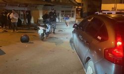 Otomobile çarparak savrulan motosikletin sürücüsü yaralandı