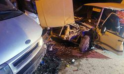 Panelvan ile kafa kafaya çarpışan otomobil hurdaya döndü!