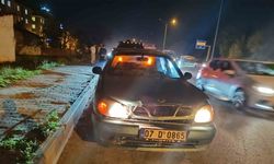 Şerit değiştirmeye çalışan motosiklet otomobile çarptı