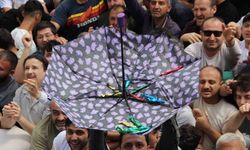 Şifalı macundan kapabilmek için on binler bir araya geldi