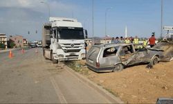Tır ile çarpışan Tofaş hurdaya döndü: 4 yaralı