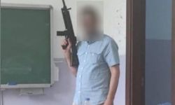 Tüfekle sınıfta poz veren müdür yardımcısına inceleme başlatıldı