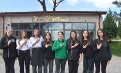 Turizm öğrencileri işitme engelliler için işaret dili öğrendi