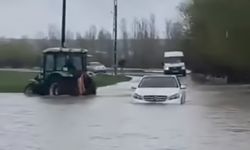 Tutak’ta yağmur köy yolunu göle çevirdi