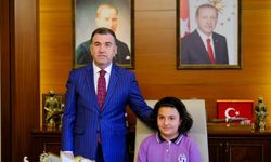 Valinin makam koltuğuna temsili 6. sınıf öğrencisi oturdu