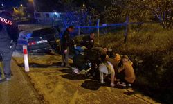 Yaralı sürücüye, kovalamaca sırasında peşinde olan polisler yardım etti