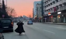 Yolun ortasında otomobili görenler şaştı kaldı