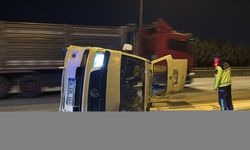 Anadolu Otoyolu'nda devrilen minibüsün sürücüsü yaralandı