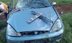 Balıkesir'de şarampole devrilen otomobildeki 3 kişi yaralandı
