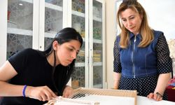 Bilecik'te özel gereksinimli öğrenciler dokudukları kilimlerle el becerisi kazanıyor