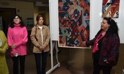 Sakarya'da akademisyen ve öğrencilerin geri dönüşüm atıklarından ürettiği eserler sergilendi