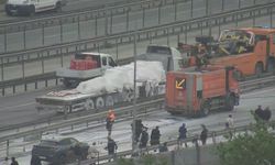 Zeytinburnu’nda tırdan dökülen alçı nedeniyle D-100 kara yolunda yoğunluk yaşandı