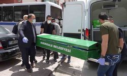 Çilingirle girdiği evde korkunç manzarayla karşılaştı: Derin dondurucularda bulunan poşetlerden erkek cesedi çıktı