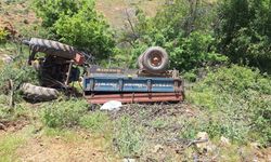 Devrilen traktörün sürücüsü hayatını kaybetti