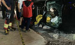 Balıkesir'de otomobilin büfe ile otelin duvarına çarptığı kazada bir kişi öldü, bir kişi yaralandı